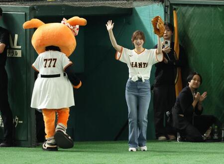 　ファーストピッチセレモニーを務め手を振る桜田ひより（撮影・金田祐二）