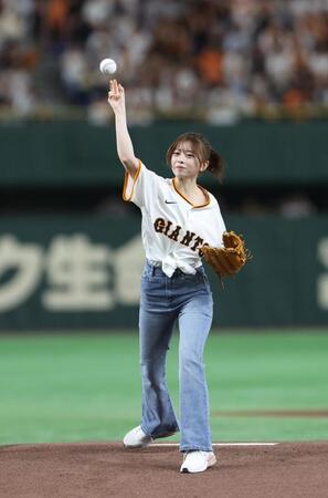 　始球式を務めた桜田ひより（撮影・佐々木彰尚）