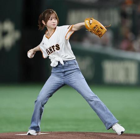 　ファーストピッチで投げる桜田ひより（撮影・田中太一）