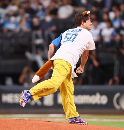 　ファーストピッチセレモニーで投球する純烈・酒井一圭（撮影・中島達哉）