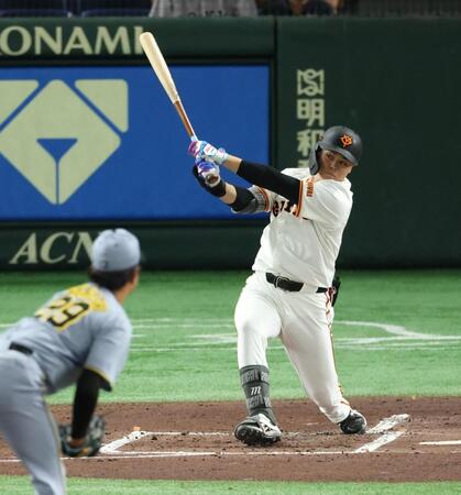 　１回、右越えに逆転満塁本塁打を放つ中山（撮影・金田祐二）