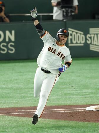 　１回、逆転満塁本塁打を放ち喜ぶ中山（撮影・金田祐二）