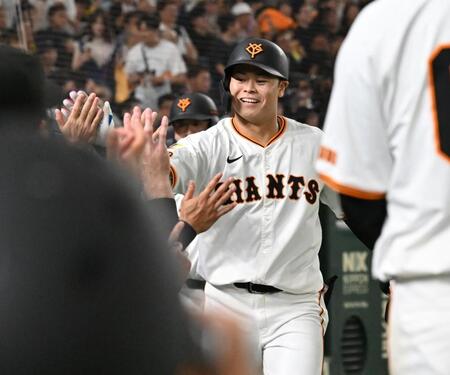 　１回、満塁本塁打を放ちタッチを交わす中山