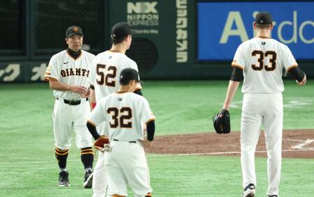 　５回、乱調のケラー（３３）を降板させる阿部監督（撮影・金田祐二）