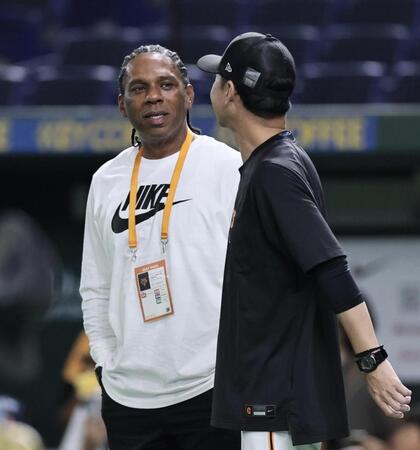 　二岡コーチと話をするローズ氏（撮影・田中太一）