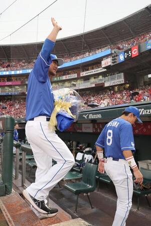 　ファンに手を振る中田（撮影・市尻達拡）