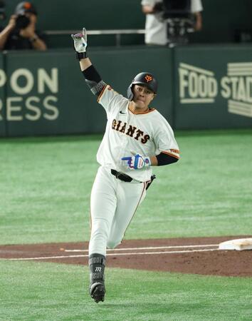 　１回、逆転満塁本塁打を放ち喜ぶ中山（撮影・金田祐二）