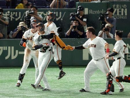 　９回、逆転２点サヨナラ打を放ち祝福される坂本（撮影・金田祐二）