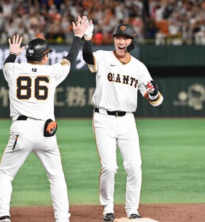 　９回、サヨナラ２点打を放ち喜ぶ坂本（右）