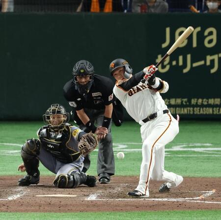 　９回、逆転２点サヨナラ打を放つ坂本（撮影・金田祐二）