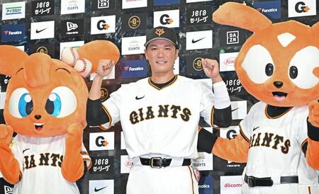 　ヒーローインタビュー後、ポーズを決める坂本