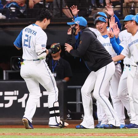 　サヨナラ打を放った清宮幸（左）を迎える新庄監督（中央）＝撮影・中島達哉