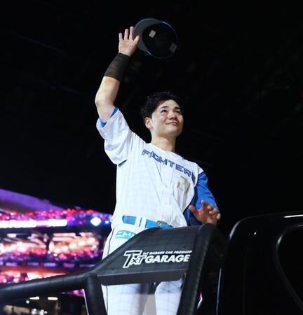 　スタンドのファンの歓声に応える清宮幸（撮影・中島達哉）