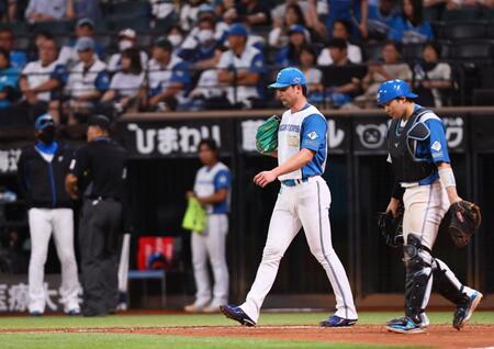 　９回、２点差を守れず、肩を落とす上原（左は交代を告げる新庄監督）＝撮影・中島達哉