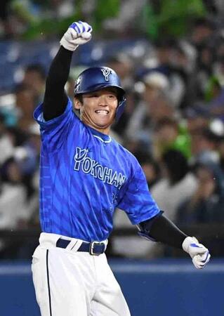 　２回塁、加藤響は右前にプロ初安打を放ち、ガッツポーズする（撮影・佐藤厚）