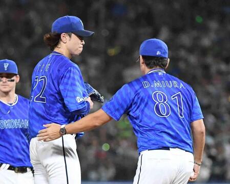 　８回、村上に中前適時打を打たれ、三浦監督（右）から交代を告げられる入江（撮影・佐藤厚）