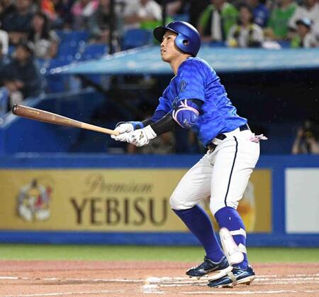 　６回、桑原は左越えに３ランを放つ（撮影・佐藤厚）