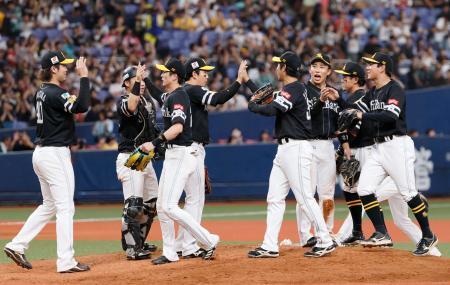 　オリックスに勝利し、タッチを交わすソフトバンクナイン＝京セラドーム
