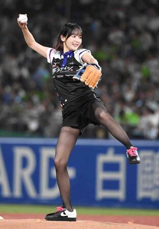 　華麗なフォームの投球で魅了する岡田紗佳（撮影・佐藤厚）