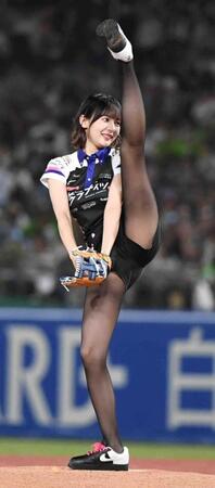 　高々と左足を上げ投球し、観客を魅了する岡田紗佳（撮影・佐藤厚）