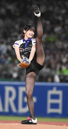 　高々と左足を上げ投球し、観客を魅了する岡田紗佳（撮影・佐藤厚）