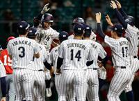 　パナマに勝ち、喜ぶ岡部（左奥）ら日本ナイン