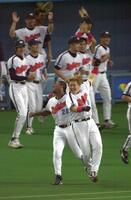 　９回、サヨナラソロを放ち大喜びする近鉄・中村紀洋。左は近鉄のタフィ・ローズ＝２００１年９月２４日