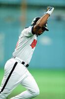 　５回、逆転２ランを放ちガッツポーズをする近鉄　タフィ・ローズ＝２００１年９月