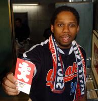 　大入り袋を手にする近鉄のタフィ・ローズ＝２００３年８月９日