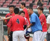 　小園（右）や野間（中央）、矢野（左から２人目）らからあいさつを受ける中田（撮影・市尻達拡）