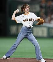 　ファーストピッチで投げる桜田ひより（撮影・田中太一）