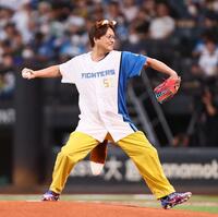 　ファーストピッチセレモニーで投球する純烈・酒井一圭（撮影・中島達哉）