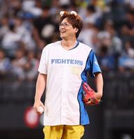　ファーストピッチセレモニーに登場した純烈・酒井一圭（撮影・中島達哉）