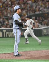 　１回、中山に満塁本塁打を浴びた高橋