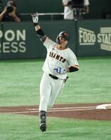 　１回、逆転満塁本塁打を放ち喜ぶ中山（撮影・金田祐二）