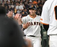 　１回、満塁本塁打を放ちタッチを交わす中山