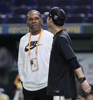 　二岡コーチと話をするローズ氏（撮影・田中太一）