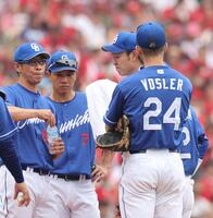 　５回、タオルで汗をぬぐう高橋宏（撮影・市尻達拡）