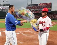 　試合終了後、サプライズで菊池から花束を受け取る中田（撮影・市尻達拡）