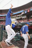 　ファンに手を振る中田（撮影・市尻達拡）