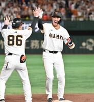 　９回、サヨナラ２点打を放ち喜ぶ坂本（右）