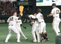 　９回、中前にサヨナラの２点適時打を放ち、祝福される代打・坂本（中央）＝撮影・佐々木彰尚