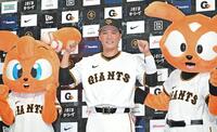　ヒーローインタビュー後、ポーズを決める坂本
