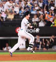 　１１回、サヨナラ打を放ち、雄たけびを上げる清宮幸（撮影・中島達哉）