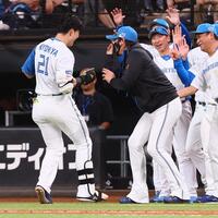 　サヨナラ打を放った清宮幸（左）を迎える新庄監督（中央）＝撮影・中島達哉