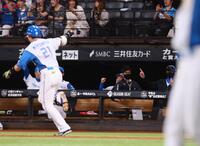 　１１回、清宮幸（２１）がサヨナラ打を放ち、喜ぶ新庄監督（右）＝撮影・中島達哉