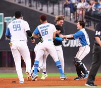 　１１回、サヨナラ打を放ち、ナインから手荒く祝福される清宮幸（中央）＝撮影・中島達哉