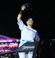 　スタンドのファンの歓声に応える清宮幸（撮影・中島達哉）