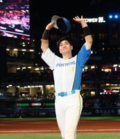 　スタンドのファンの歓声に応える清宮幸（撮影・中島達哉）