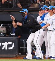 　サヨナラ打を放った清宮幸を迎える新庄監督（撮影・中島達哉）